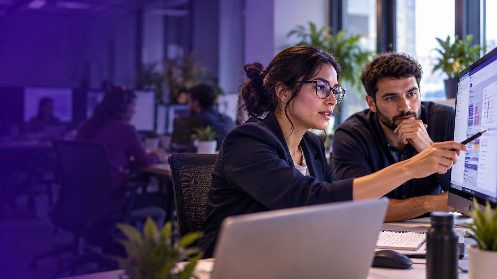 Especialistas revisan una interfaz digital en una oficina, analizando resultados en equipo