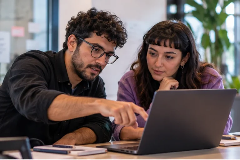 Escena de profesionales en contexto de auditorías y conformidad wcag 2.2